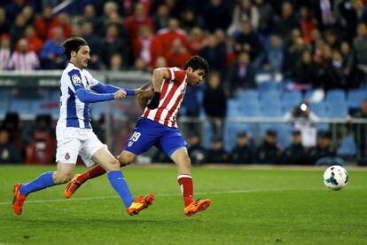 Diego Costa dispara con la izquierda ante Colotto para marcar el gol del Atl&eacute;tico