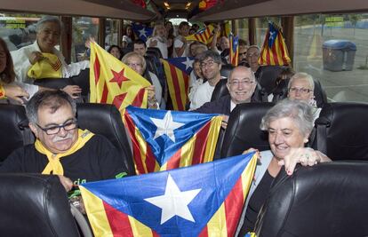 Sortida de 18 autocars des d'un pàrquing de Lleida.