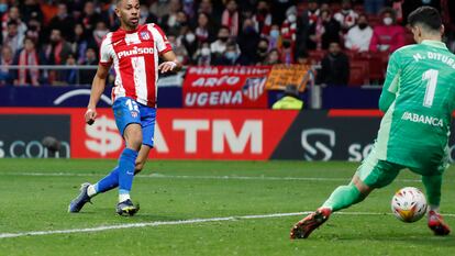 Lodi bate a Dituro en la acción del 2-0, este sábado en el Metropolitano.