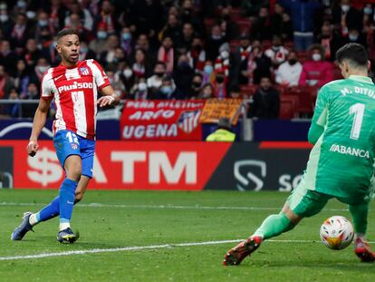 Lodi bate a Dituro en la acción del 2-0, este sábado en el Metropolitano.