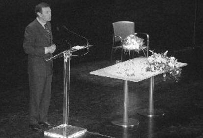 Ibarretxe, ayer en San Sebastián, junto a la mesa que representaba el diálogo y la silla a las víctimas.