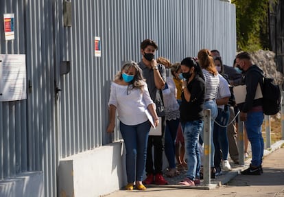 Un grupo de personas hace fila en el consulado de México en La Habana.