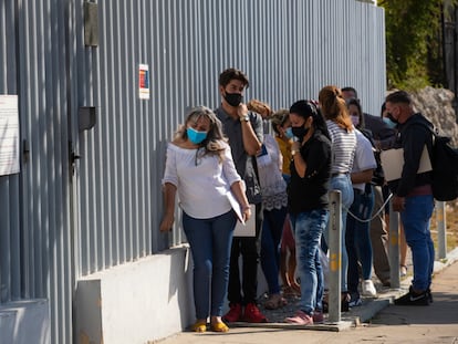 Un grupo de personas hace fila en el consulado de México en La Habana.