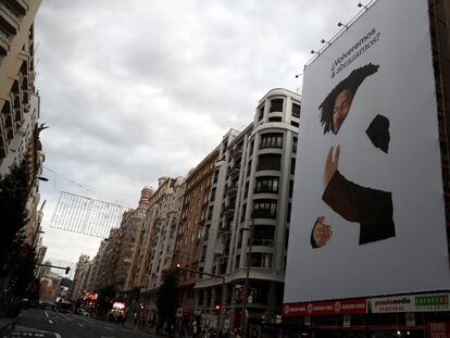 Mural con la frase: "¿Volveremos a abrazarnos?" en la fachada de un edificio en Gran Vía.