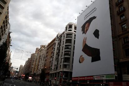 Mural con la frase: "¿Volveremos a abrazarnos?" en la fachada de un edificio en Gran Vía.