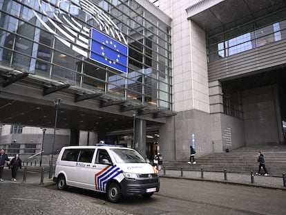 Un furgón de la policía belga aparcado frente al Parlamento Europeo de Bruselas, este miércoles.