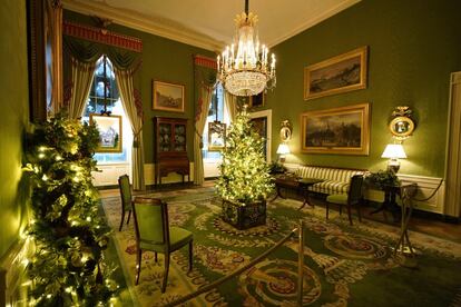 La Habitación Verde, decorada con un árbol en la parte central. Hace unos meses, Melania Trump desdeñó su labor para hacerse cargo de la decoración navideña en la Casa Blanca, según una conversación grabada por su antigua asesora, Stephanie Winston Wolkoff.