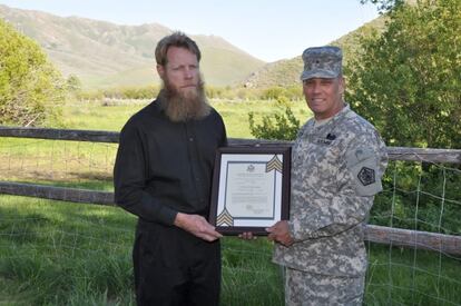 El padre del sargento Bergdahl recibe el certificado de promoción de su hijo.