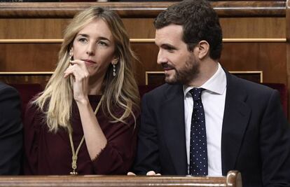 El líder del PP, Pablo Casado, junto a la portavoz parlamentaria, Cayetana Álvarez de Toledo, en el Congreso. 