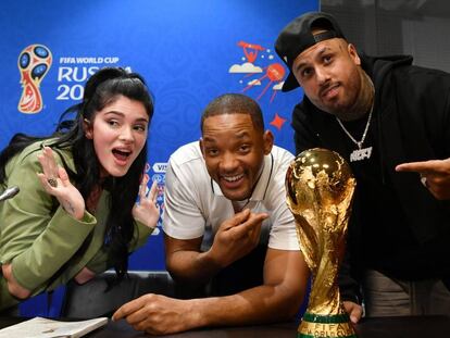 Era Istrefi, Will Smith y Nicky Jam posan junto al trofeo de la Copa del Mundo en la rueda de prensa de la ceremonia de clausura de Rusia 2018, el 13 de julio en Moscú.