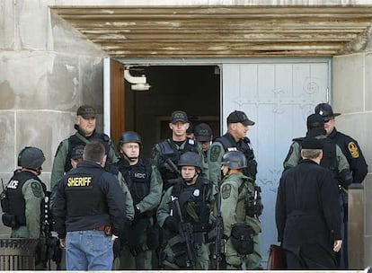 Un día después de la tragedia, los estudiantes se preguntan por qué no los evacuaron después del primer tiroteo o por qué sólo se les alertó por mail de lo que estaba sucediendo en el campus. En la foto, la policía abandona el edificio Norris Hall del centro universitario.