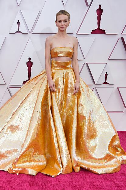 Carey Mulligan, nominada a mejor actriz principal por Una joven prometedora, eligió volumen y lentejuelas con este espectacular modelo dorado de top y amplia falda de Valentino alta costura.