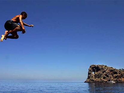 La roca Sa Foradada (la agujereada) es un impresionante peñasco en medio del mar, muy cerca de Deià, a 20 kilómetros al norte de Palma de Mallorca.