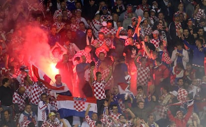 Seguidores croatas festejan el tanto de Perisic ante Bélgica.