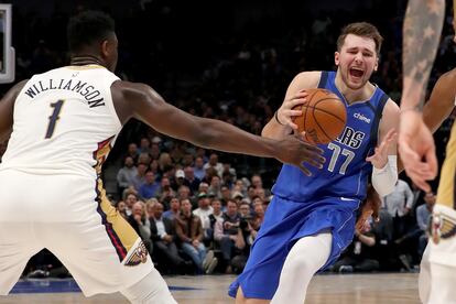 Doncic, ante Zion Williamson en el Dallas-Nueva Orleans.