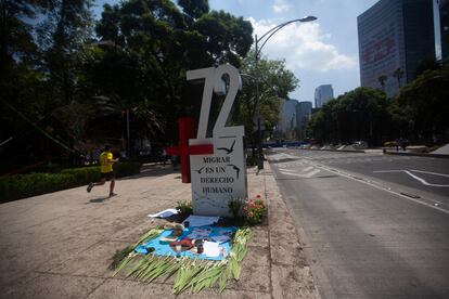 El antimonumento con el +72 en referencia a la masacre de San Fernando, Tamaulipas 
