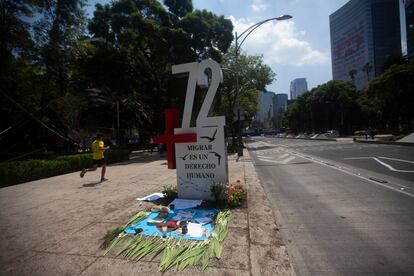 El antimonumento con el +72 en referencia a la masacre de San Fernando, Tamaulipas