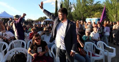 Carlos Sánchez Mato, concejal del Ayuntamiento de Madrid y candidato a la alcaldía por Madrid en Pie, saluda durante el mitin en la capital.