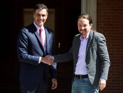 Pedro Sánchez y Pablo Iglesias, a la salida de la reunión que mantuvieron en Moncloa el pasado 5 de mayo.