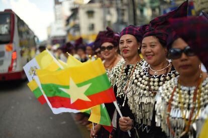 Un grupo de mujeres católicas de la etnia Kachin viste los trajes tradicionales mientras esperan el paso del papa Francisco. 
