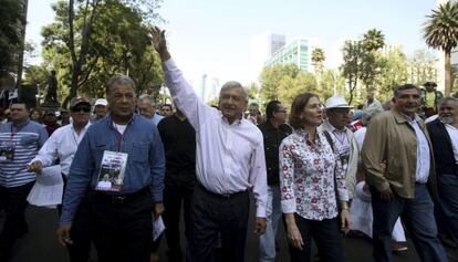 López Obrador, llegando al mitin en la Ciudad de México.