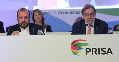 El consejero delegado de PRISA, José Luis Sainz, junto al presidente del grupo, Juan Luis Cebrián, en la junta de accionistas celebrada el pasado mes de abril. / P. Monge