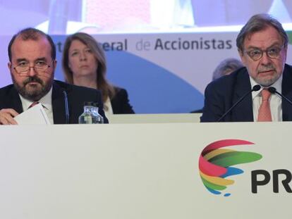 El consejero delegado de PRISA, José Luis Sainz, junto al presidente del grupo, Juan Luis Cebrián, en la junta de accionistas celebrada el pasado mes de abril. / P. Monge