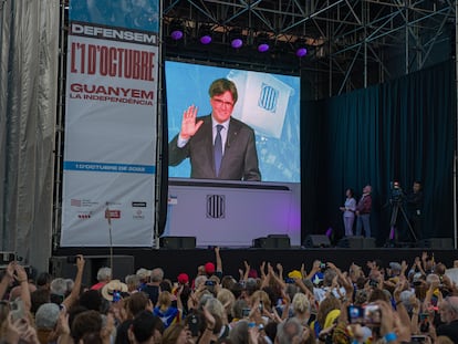 El expresidente de la Generalitat, Carles Puigdemont, durante la manifestación para conmemorar el 5º Aniversario del referéndum ilegal de autodeterminación.