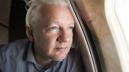 Julian Assange en el avión al aproximarse al aeropuerto de Bangkok, el 25 de junio.