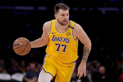 Luka Doncic (77) durante un partido de la NBA en abril.