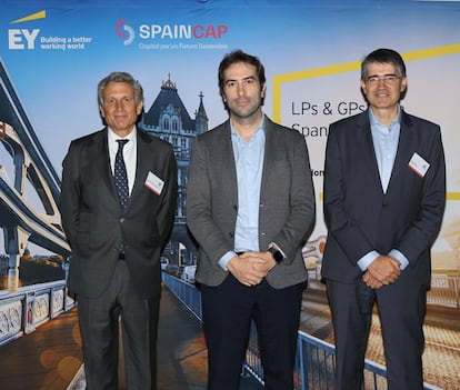 Juan López del Alcázar, socio repsonsable de Transacciones de EY; Carlos Cuerpo, secretario general del Tesoro; Oriol Pinya, presidente de Spain Cap.