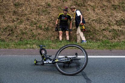 El australiano Luke Durbridge es atendido por un médico tras caerse a pocos kilómetros de la línea de meta, en la segunda etapa del Tour de Francia entre Mouilleron Saint-Germain and La Roche-sur-Yon, el 8 de julio de 2018.