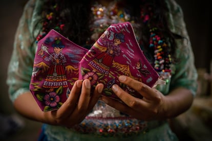 Mascarillas violetas pintadas por una nueva generación de mujeres artistas con una técnica prehispánica. Expresan el rechazo a la escalada del machismo: en los 107 días de la cuarentena nacional en Perú en el 2020, se registraron más de 60.000 llamadas por violencia hacia las mujeres en la línea telefónica habilitada para ello.
