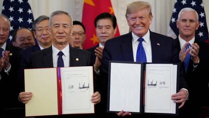 El viceprimer ministro chino Liu He y el presidente Donald Trump, tras la firma del acuerdo para parar la guerra comercial.