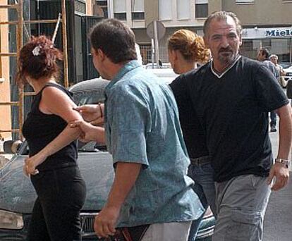 Familiares de la joven muerta en Cádiz, ayer, a la entrada de los juzgados.