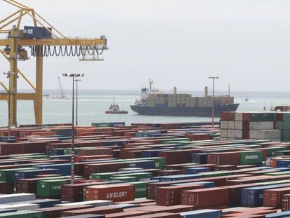 Contenedores en el puerto de Barcelona.