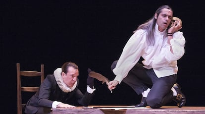 Juan Cañas y Álvaro Tato durante un ensayo de la obra 'Siglo de Oro, siglo de ahora', de la compañía Ron Lalá, en los Teatros del Canal.