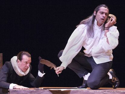 Juan Cañas y Álvaro Tato durante un ensayo de la obra 'Siglo de Oro, siglo de ahora', de la compañía Ron Lalá, en los Teatros del Canal.