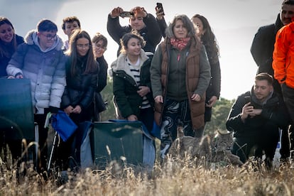 Varias personas observan la suelta de linces ibéricos en la provincia de Cuenca, en una foto cedida por la Junta de Comunidades de Castilla-La Mancha.