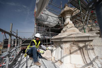 Una zona rehabilitada en la parte superior de la catedral. El material sustituido es de una calidad muy inferior a base de teja y arenisca.