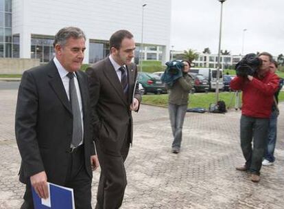 Dos miembros del consejo rector de Adegi se dirigen a la reunión celebrada el pasado lunes en la sede de la patronal guipuzcoana.
José Miguel Ayerza.