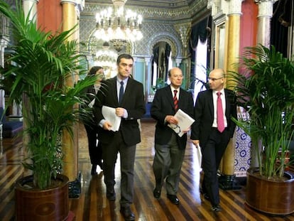 El secretario de Paz y Convivencia, Jonan Fernández (izquierda), junto al alcalde de Bilbao, Ibon Areso (centro), este viernes.