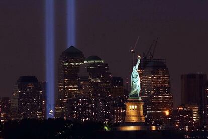 2004: dos haces luminosos recuerdan el tercer aniversario del 11-S.