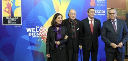 De izquierda a derecha, Cristina Uriarte, Iñaki Azkuna, José Luis Bilbao y el  José Luis Sáez, este viernes en la presentación oficial de Bilbao como sede del Mundial de Baloncesto 2014.