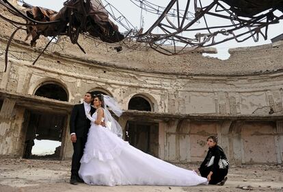 Una pareja posa en 2011, cuando las bodas se celebraban a lo grande, en el palacio destruido de Darulaman, en Kabul.