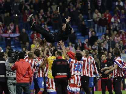 Simeone, manteado por sus jugadores tras ganar la Copa del Rey de 2013 al Real Madrid en el Santiago Bernabéu. / SAMUEL SÁNCHEZ