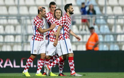 Srna, Mandzukic, Modric y Badelj en un amistoso el 4 de Junio. 