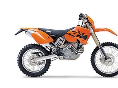 El diseño de la KTM 450 EXC busca la máxima eficacia en competición.