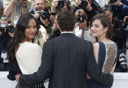 Guillaume Canet entre las actrices Marion Cotillardand y Zoe Saldana en la presentación de la película"Blood Ties" .