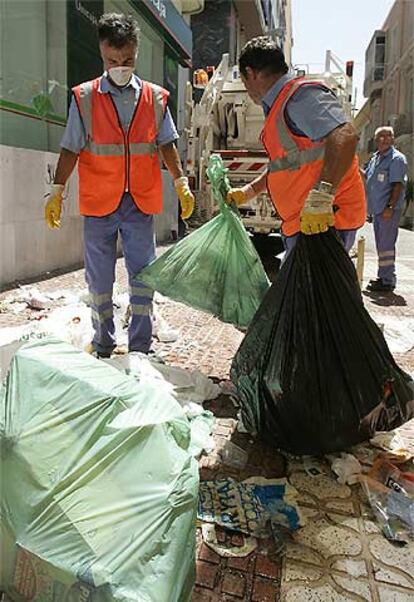 Trabajadores de Urbaser recogen ayer basura en Almería.